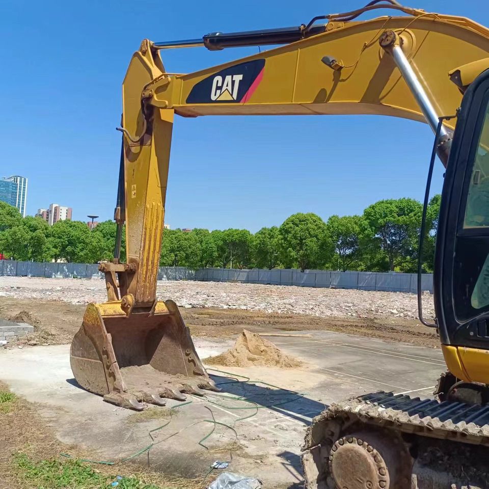 2016 Caterpillar 329D crawler excavator boom and bucket view 2016 Caterpillar 329D crawler excavator boom and bucket view