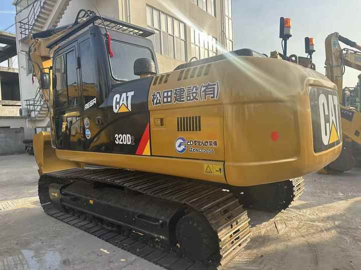 Гусеничный экскаватор 2022 Caterpillar 320D2, вид сзади под углом Гусеничный экскаватор 2022 Caterpillar 320D2, вид сзади под углом
