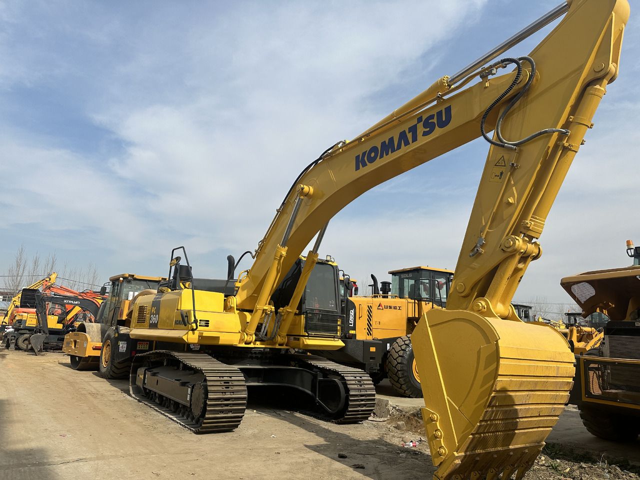 2022 Komatsu PC360 crawler excavator, side view 2022 Komatsu PC360 crawler excavator, side view