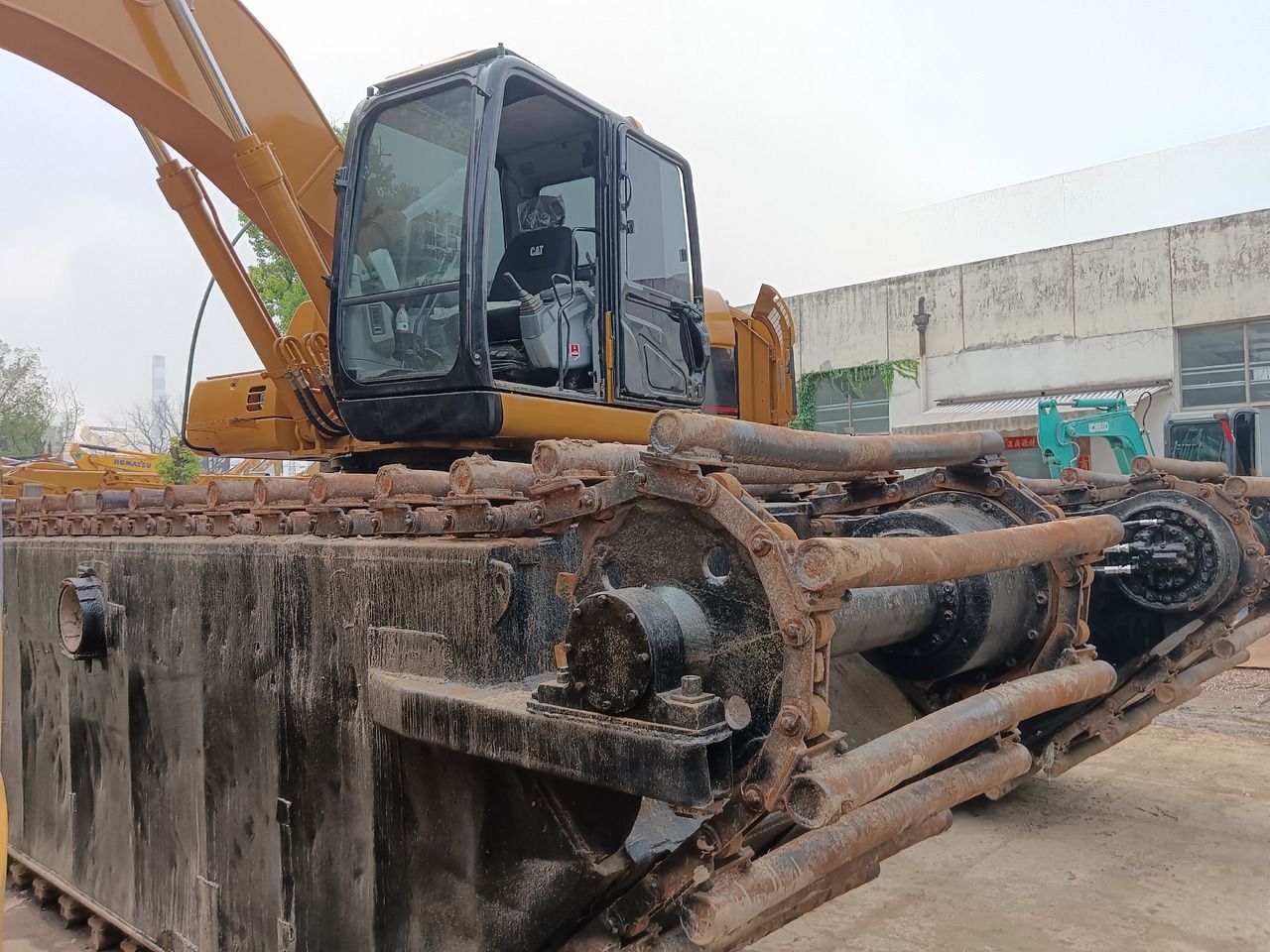 2024 Caterpillar 320CL Amphibienbagger, Seitenansicht der Pontonketten 2024 Caterpillar 320CL Amphibienbagger, Seitenansicht der Pontonketten