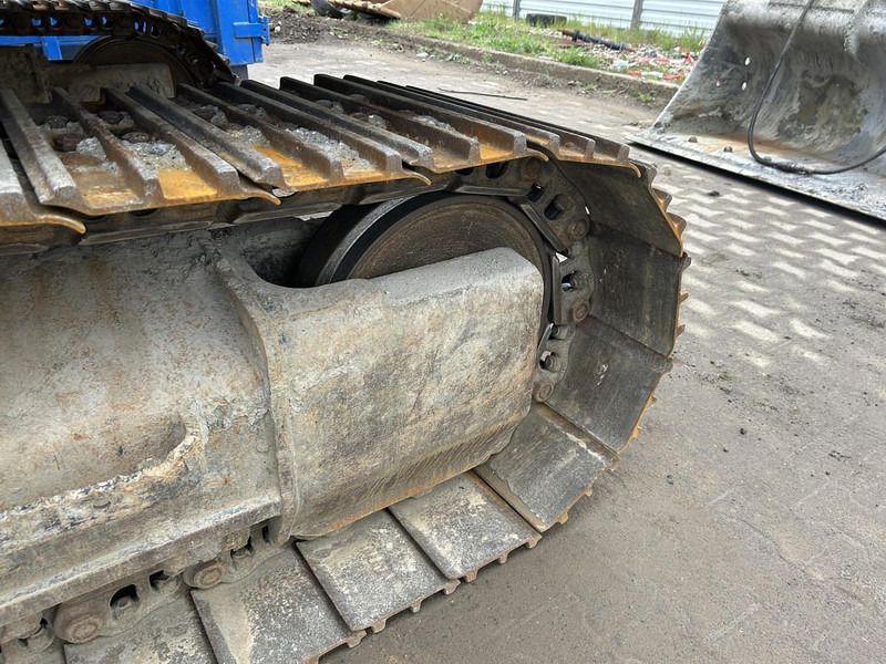2015 Caterpillar 320EL crawler excavator track detail 2015 Caterpillar 320EL crawler excavator track detail
