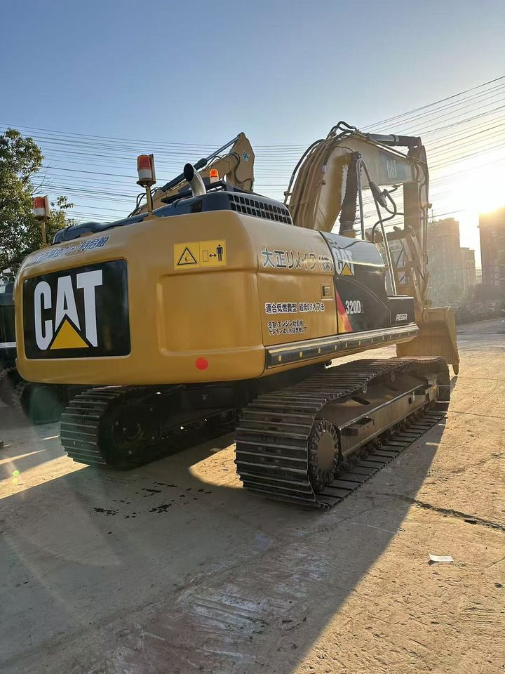 Caterpillar 320D2 rupsgraafmachine uit 2015, achteraanzicht driekwart