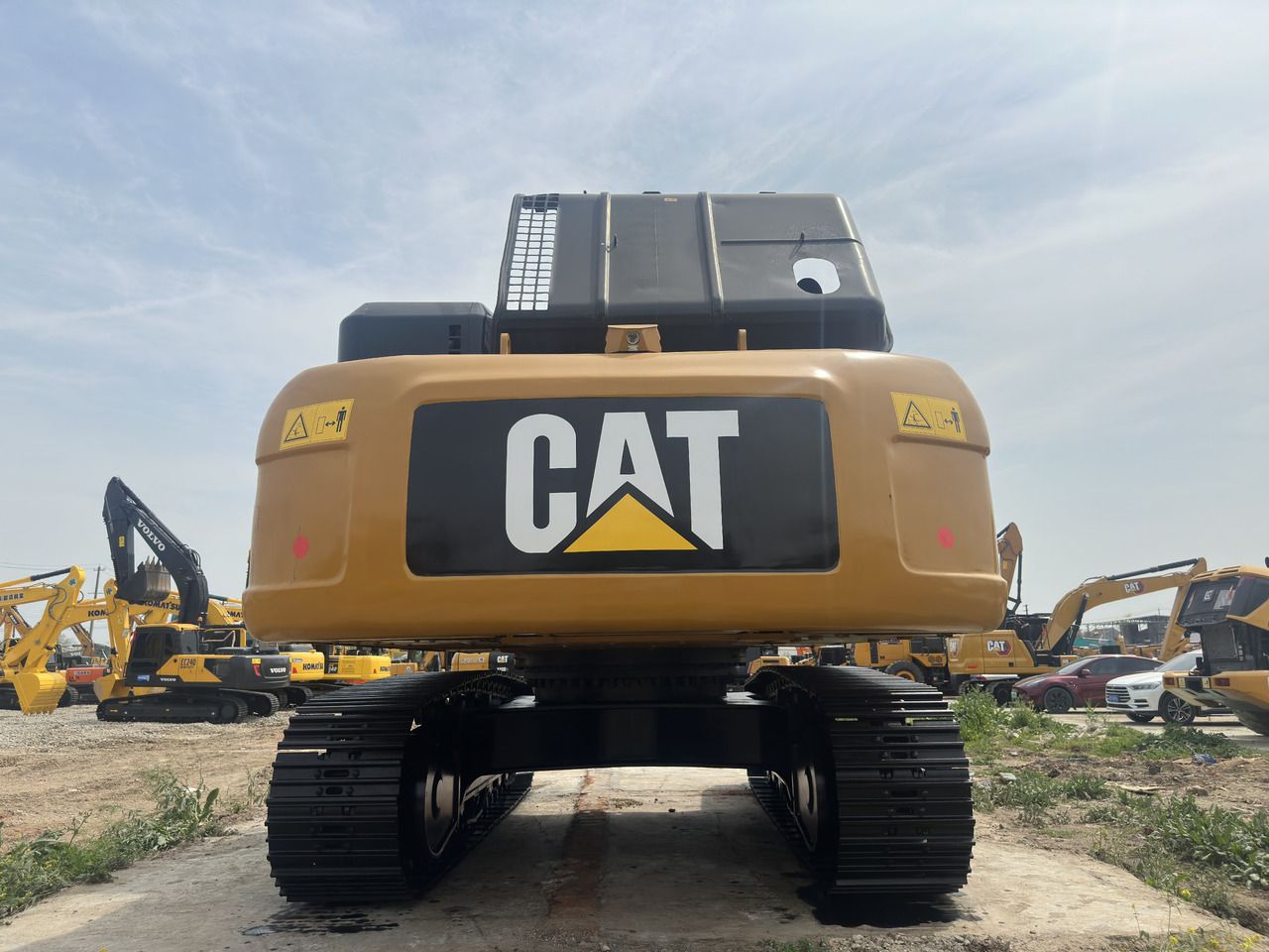 2023 Caterpillar 330D crawler excavator rear view 2023 Caterpillar 330D crawler excavator rear view