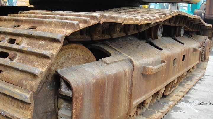 Caterpillar 336D2L crawler excavator track detail Caterpillar 336D2L crawler excavator track detail