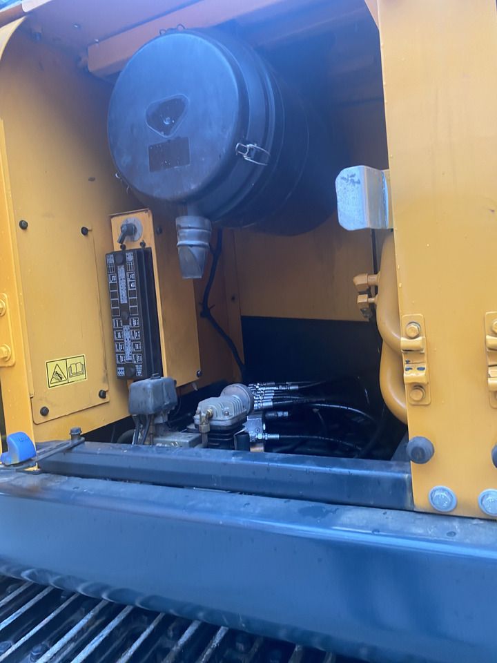2020 Hyundai R305LC-9T crawler excavator engine compartment view 2020 Hyundai R305LC-9T crawler excavator engine compartment view