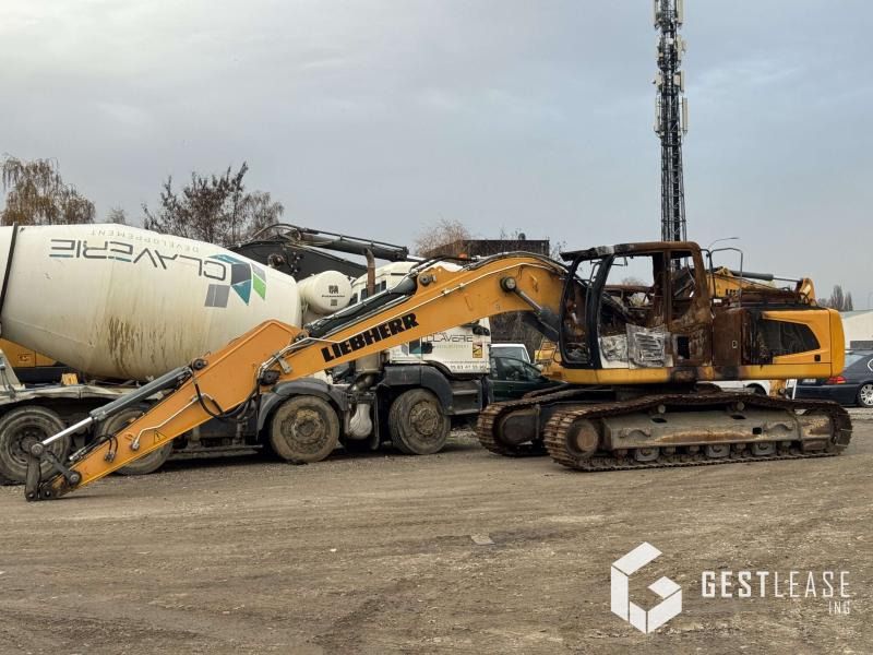 2014 Liebherr R922LC crawler excavator side view 2014 Liebherr R922LC crawler excavator side view