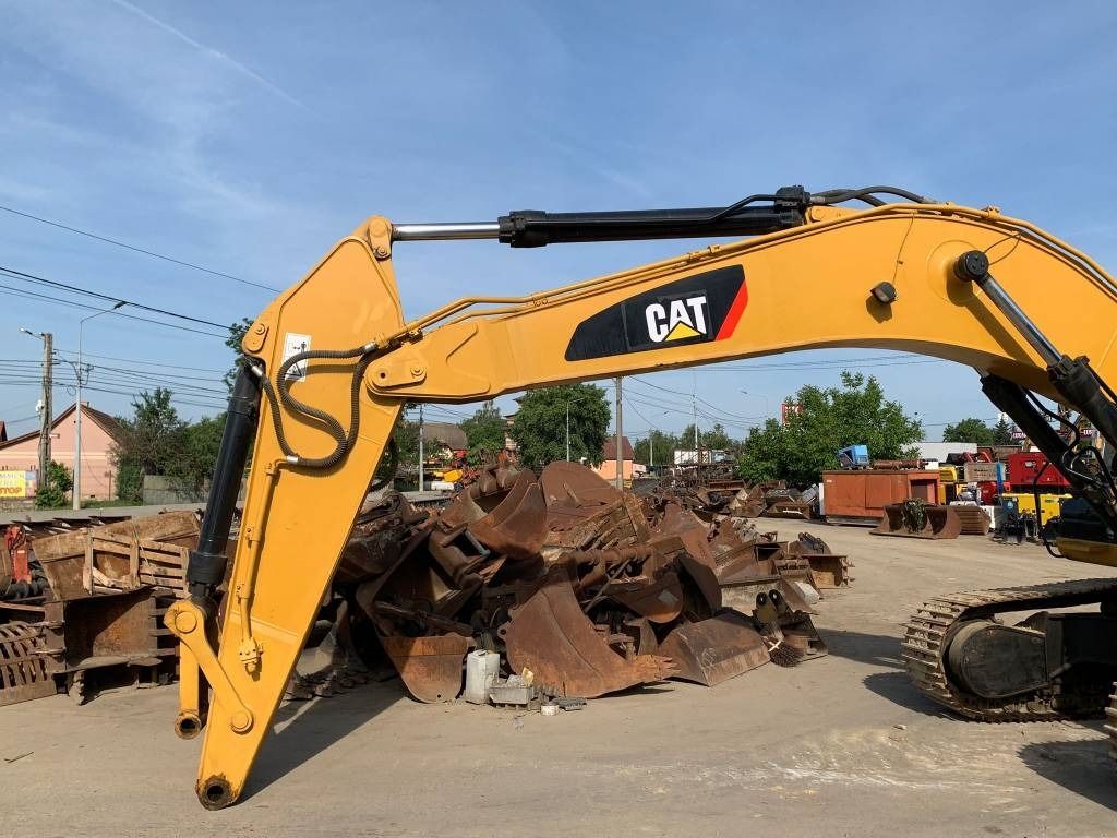 2020 Caterpillar 336D2 crawler excavator boom and arm detail 2020 Caterpillar 336D2 crawler excavator boom and arm detail