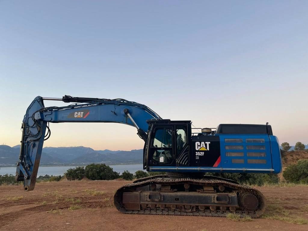 2018 Caterpillar 352F XE crawler excavator, side profile view 2018 Caterpillar 352F XE crawler excavator, side profile view