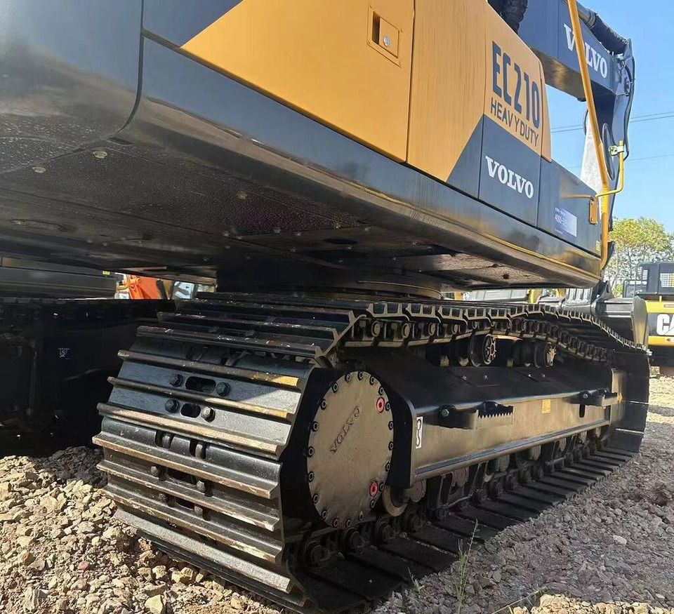 2018 Volvo EC210 crawler excavator undercarriage view 2018 Volvo EC210 crawler excavator undercarriage view