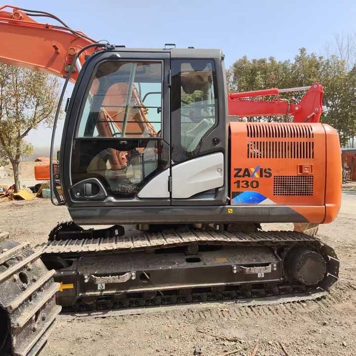 Hitachi Zaxis 130 crawler excavator, side view Hitachi Zaxis 130 crawler excavator, side view