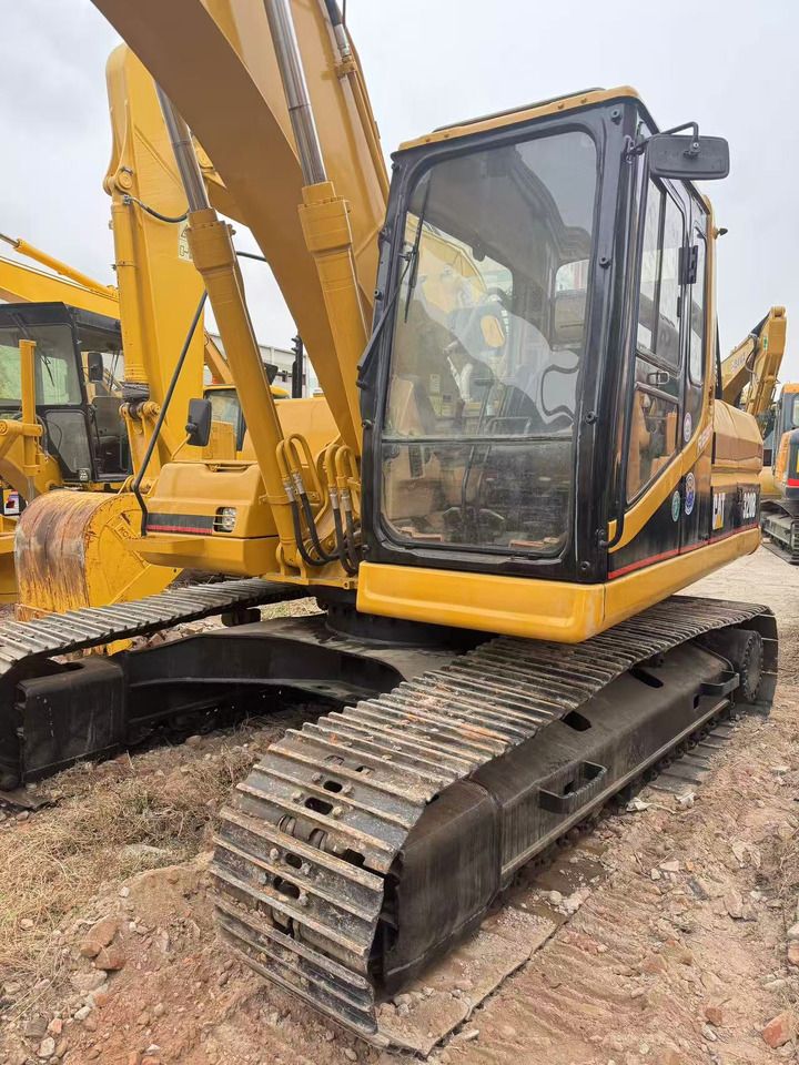 2015 Caterpillar 320B crawler excavator, side view 2015 Caterpillar 320B crawler excavator, side view