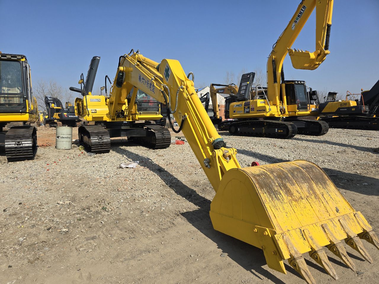 Escavatore cingolato Komatsu PC200-8 del 2024, vista anteriore tre quarti