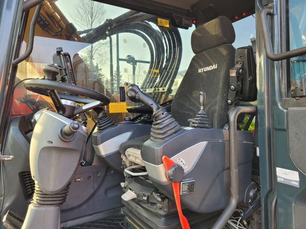 2018 Hyundai HW160 wheel excavator interior view