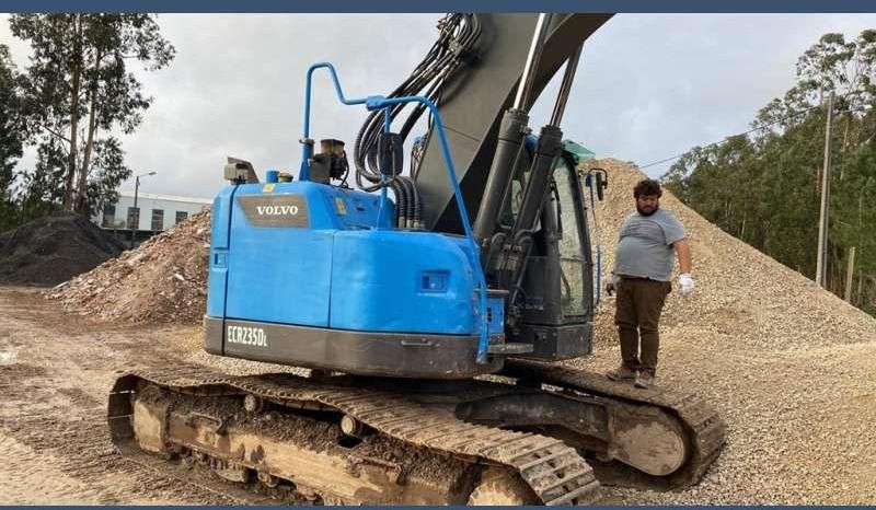2013 Volvo ECR235DL crawler excavator side view 2013 Volvo ECR235DL crawler excavator side view