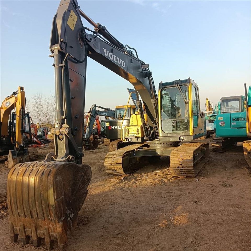 Escavatore cingolato Volvo EC140B del 2023