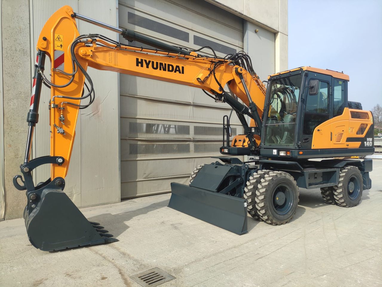 2018 Hyundai HW140-9 wheel excavator, side profile view