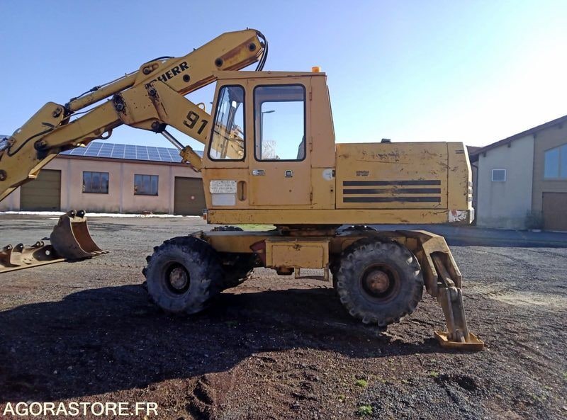 1979 Liebherr 911 wheel excavator side view 1979 Liebherr 911 wheel excavator side view