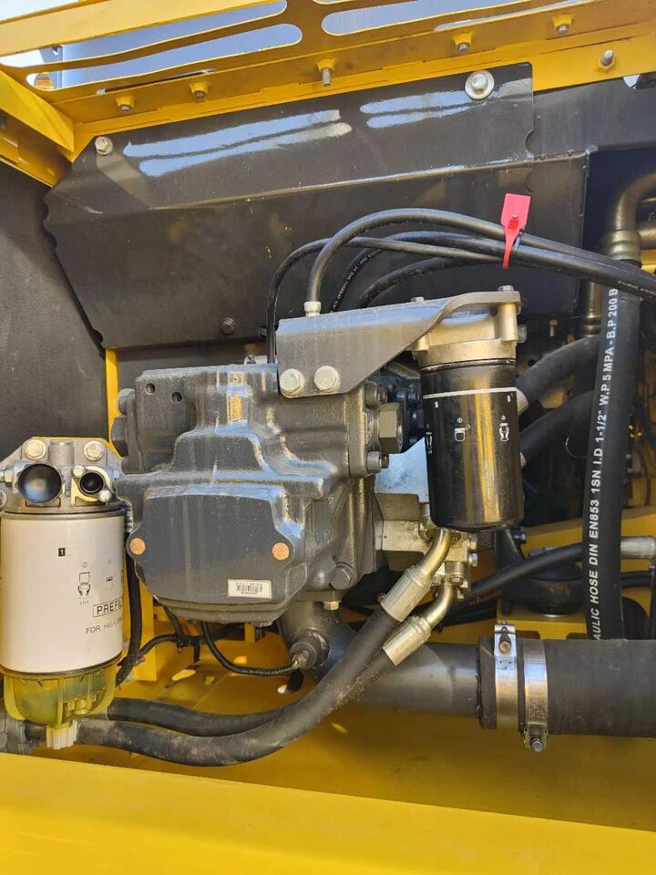 Détail du compartiment moteur d'une pelle sur chenilles Komatsu PC220-8 de 2023