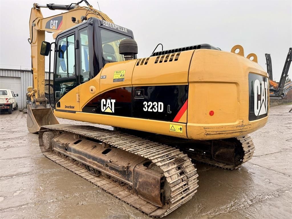 2007 Caterpillar 323DL crawler excavator, rear three-quarter view 2007 Caterpillar 323DL crawler excavator, rear three-quarter view