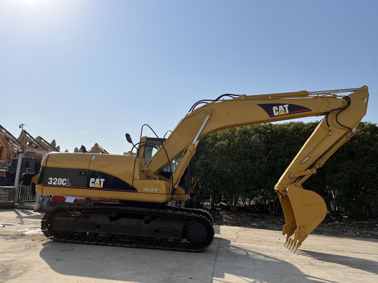 Pelle sur chenilles Caterpillar 320CL de 2016, vue de profil Pelle sur chenilles Caterpillar 320CL de 2016, vue de profil