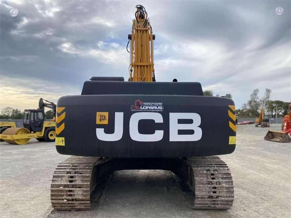 2002 JCB JS 330 LC crawler excavator, rear view 2002 JCB JS 330 LC crawler excavator, rear view