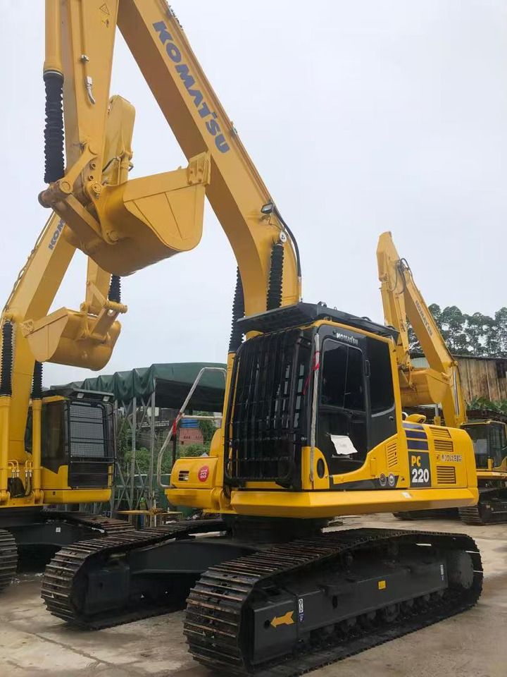 2020 Komatsu PC220 crawler excavator, front three-quarter view 2020 Komatsu PC220 crawler excavator, front three-quarter view