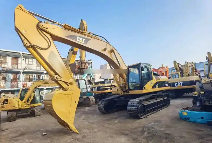 2016 Caterpillar 330C crawler excavator, side view 2016 Caterpillar 330C crawler excavator, side view
