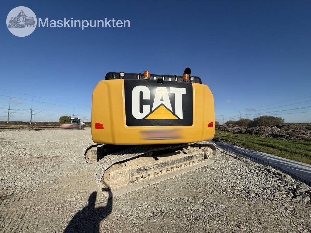 2017 Caterpillar 326 HDHW crawler excavator, rear view 2017 Caterpillar 326 HDHW crawler excavator, rear view