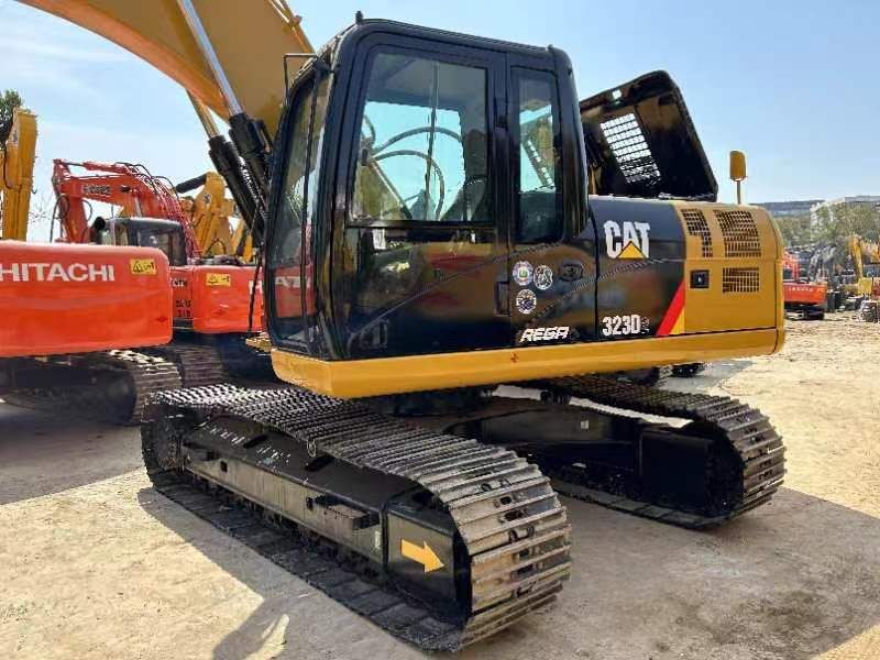 2015 Caterpillar 323DL crawler excavator, side view 2015 Caterpillar 323DL crawler excavator, side view
