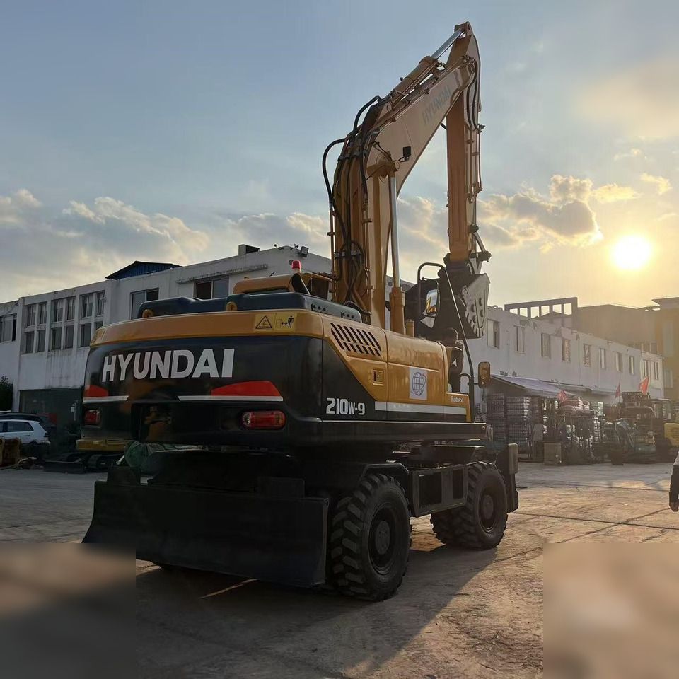 2021 Hyundai 210W-9 wheel excavator, rear three-quarter view 2021 Hyundai 210W-9 wheel excavator, rear three-quarter view