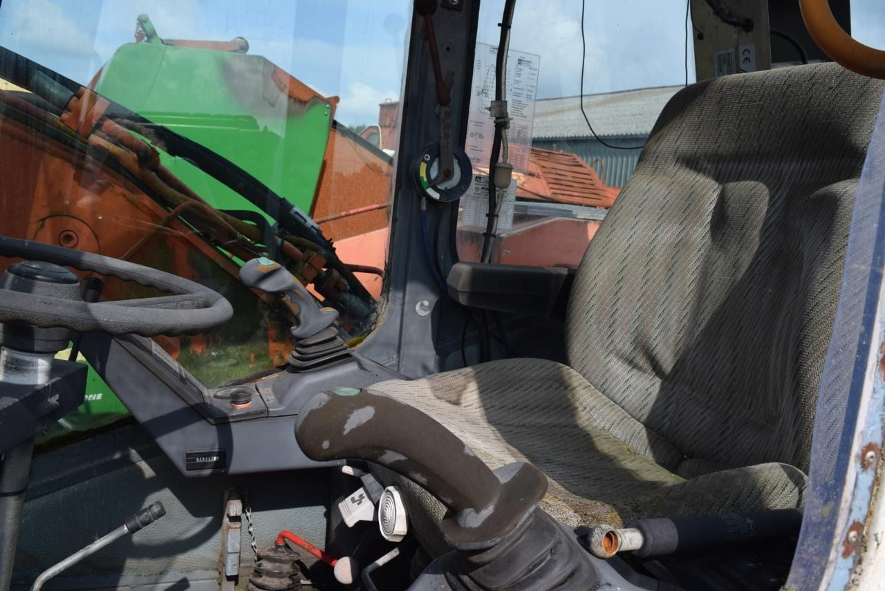 1996 Atlas 1404 M wheel excavator interior view