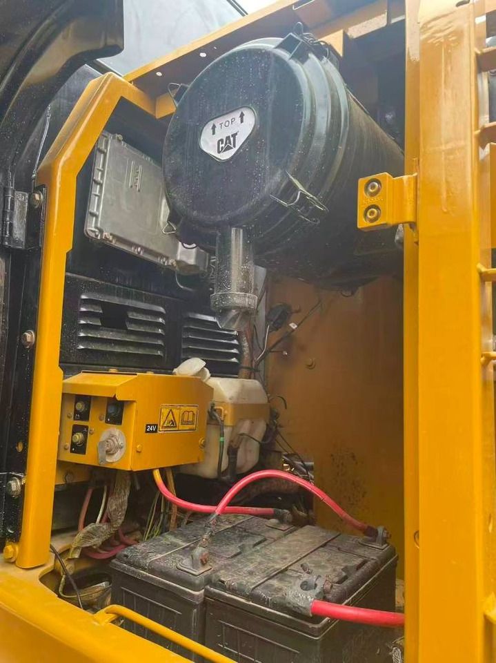 Vue du compartiment moteur d'une pelle sur chenilles Caterpillar 320D de 2025 Vue du compartiment moteur d'une pelle sur chenilles Caterpillar 320D de 2025