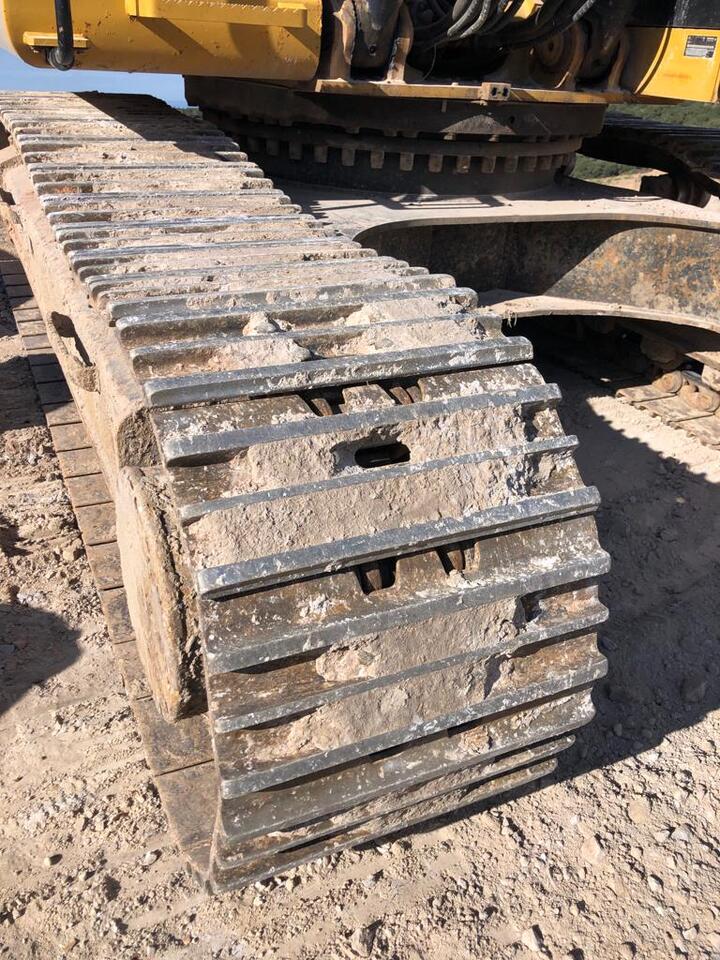 2014 Caterpillar 336E crawler excavator track detail 2014 Caterpillar 336E crawler excavator track detail