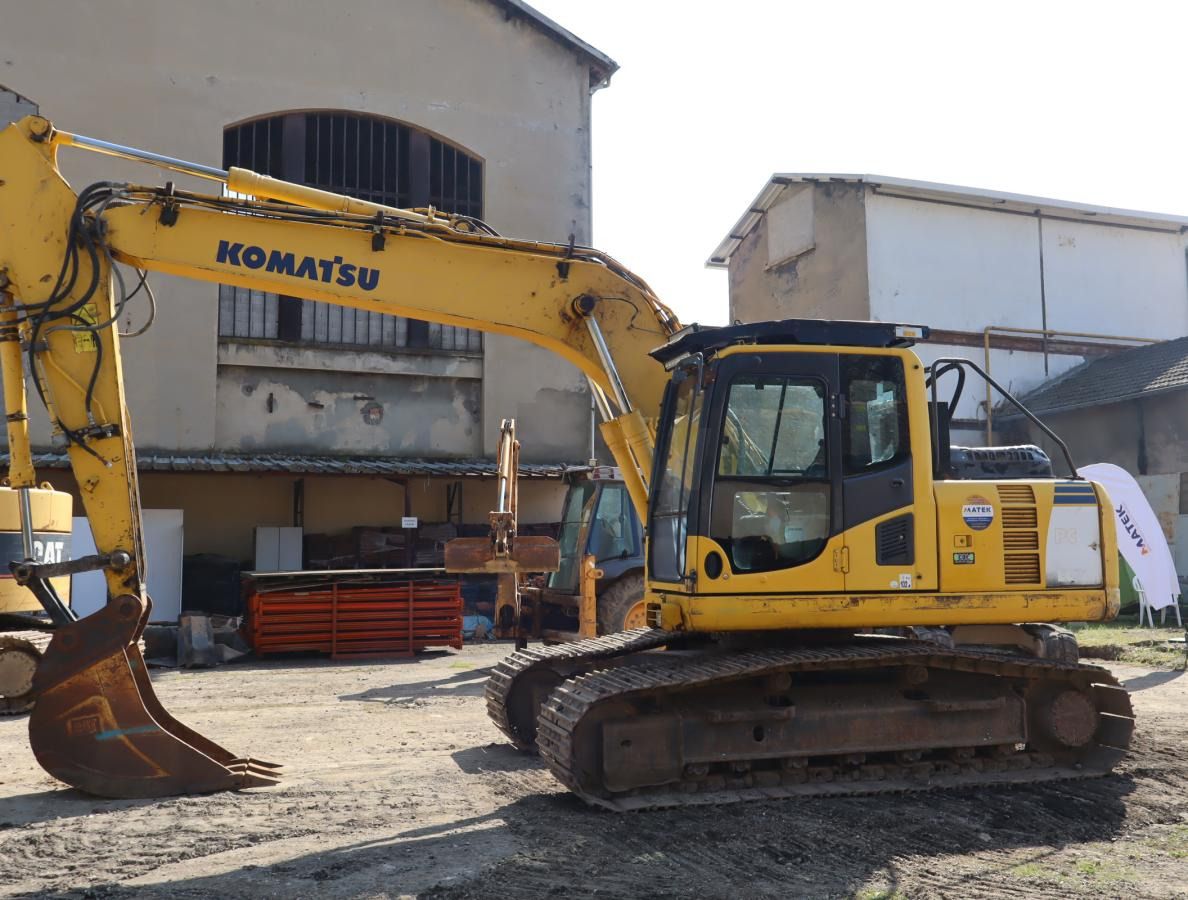 2011 Komatsu PC190-8 crawler excavator, side view 2011 Komatsu PC190-8 crawler excavator, side view