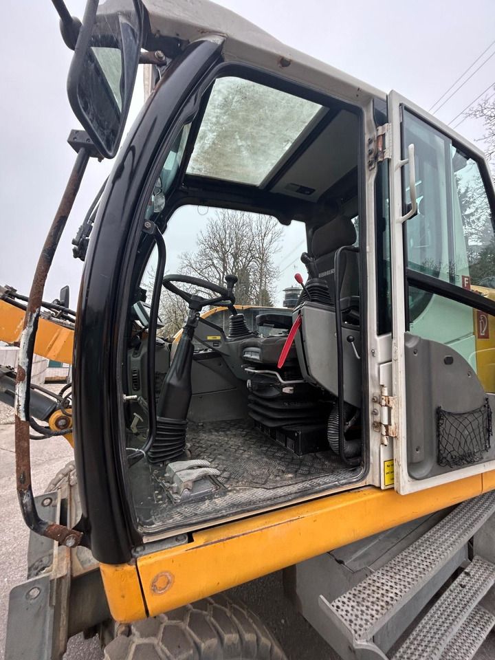 2018 Liebherr A910 COMPACT LITRONIC wheel excavator cab interior view