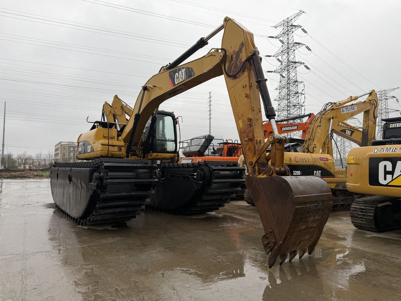2019 Caterpillar 320D koparka amfibijna, widok z przodu pod kątem 2019 Caterpillar 320D koparka amfibijna, widok z przodu pod kątem
