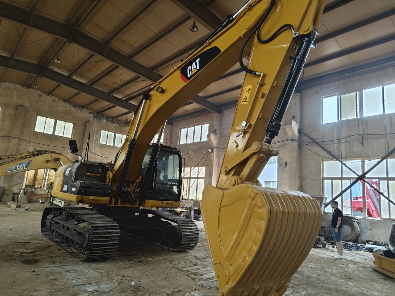 Caterpillar 325D crawler excavator, front three-quarter view Caterpillar 325D crawler excavator, front three-quarter view