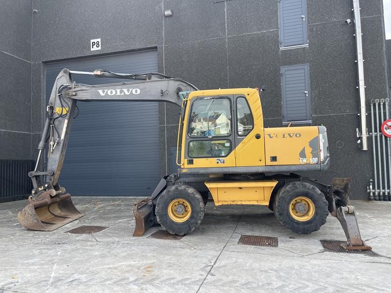 2007 Volvo EW140B wheel excavator, side profile view