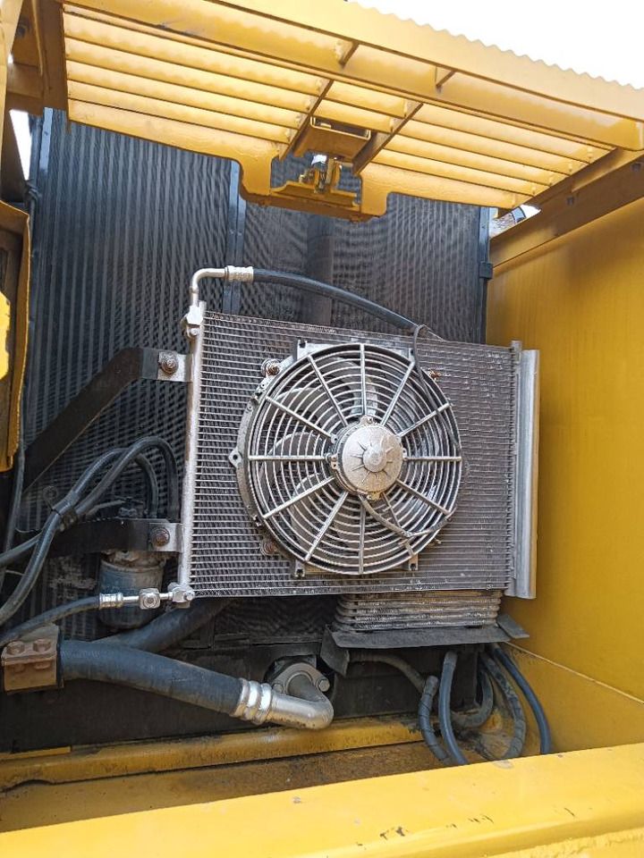Vue du ventilateur de refroidissement du moteur d'une pelle sur chenilles Komatsu PC220-8 de 2021 Vue du ventilateur de refroidissement du moteur d'une pelle sur chenilles Komatsu PC220-8 de 2021