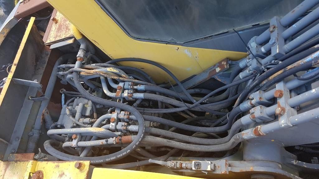 2001 Samsung SE 130LC-2 crawler excavator hydraulic compartment view 2001 Samsung SE 130LC-2 crawler excavator hydraulic compartment view