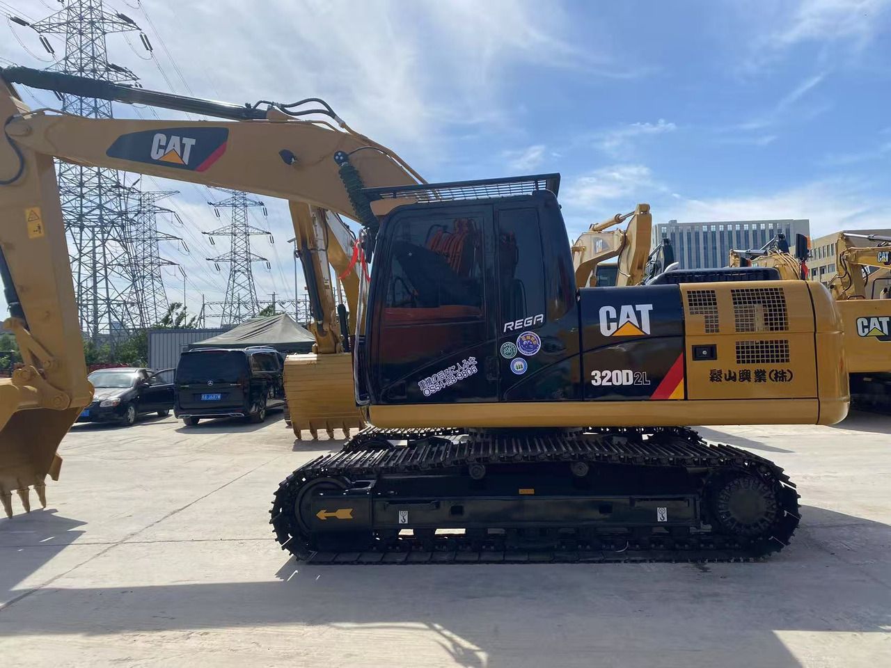 Escavatore cingolato Caterpillar 320D2L del 2022 vista laterale Escavatore cingolato Caterpillar 320D2L del 2022 vista laterale