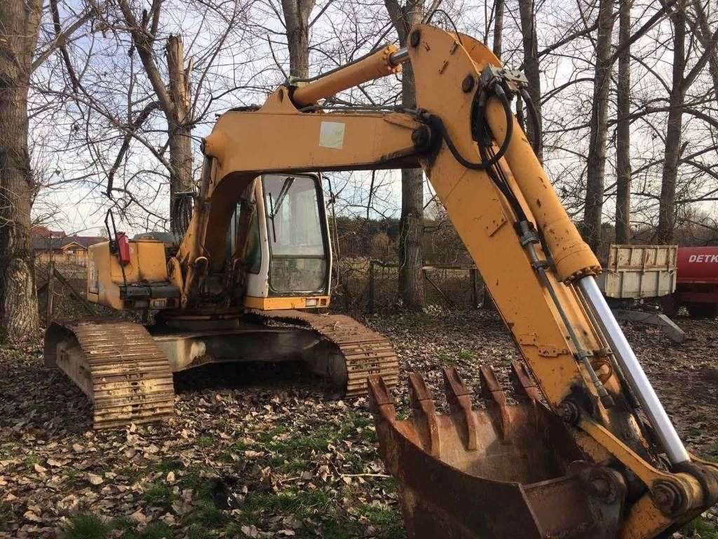 2000 Liebherr R 904 LITRONIC crawler excavator, front three-quarter view 2000 Liebherr R 904 LITRONIC crawler excavator, front three-quarter view