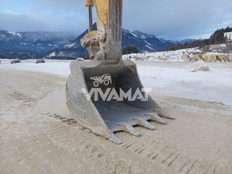 2017 Komatsu PC700LC-11 excavator bucket close-up