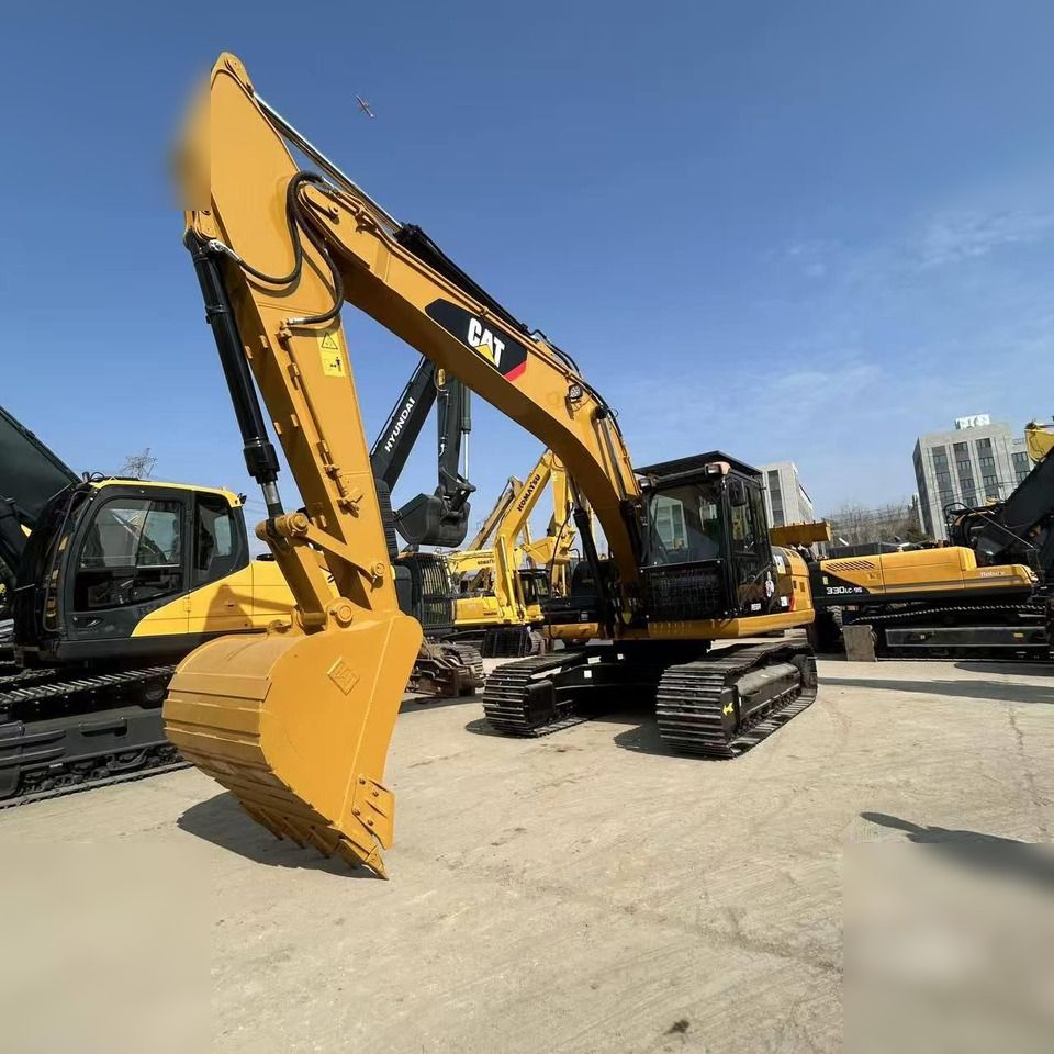 Escavatore cingolato Caterpillar 320D2 del 2016, vista anteriore tre quarti Escavatore cingolato Caterpillar 320D2 del 2016, vista anteriore tre quarti