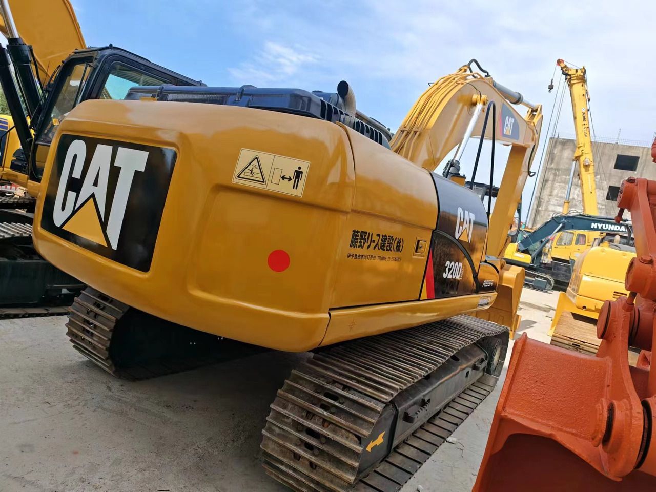 2019 Caterpillar 320D2 гусеничный экскаватор, задний вид 3/4 2019 Caterpillar 320D2 гусеничный экскаватор, задний вид 3/4