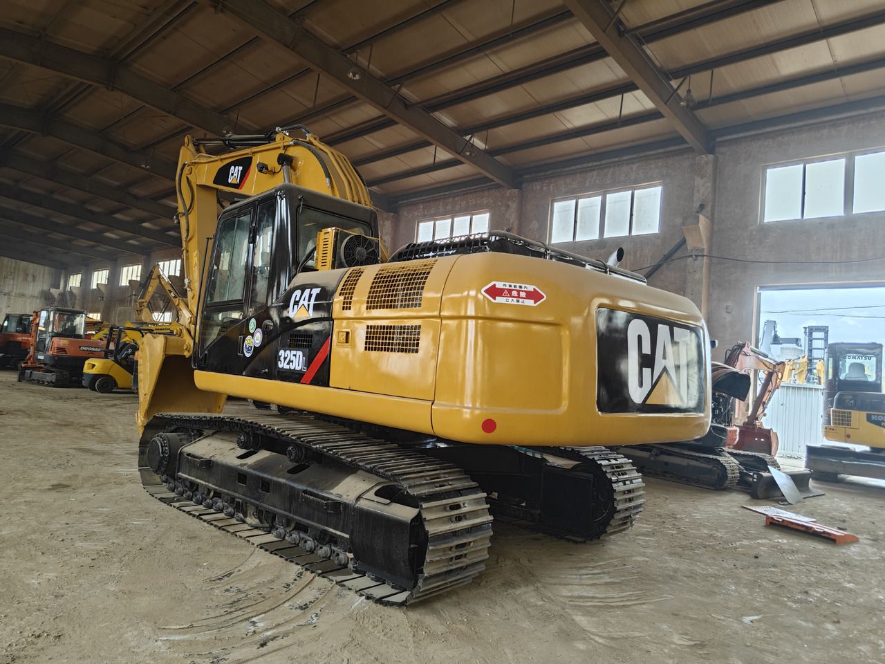 Caterpillar 325D L crawler excavator, rear three-quarter view Caterpillar 325D L crawler excavator, rear three-quarter view