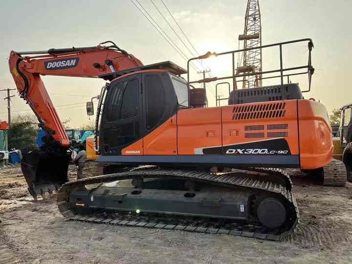 2024 Doosan DX300LC-9C crawler excavator, side view 2024 Doosan DX300LC-9C crawler excavator, side view