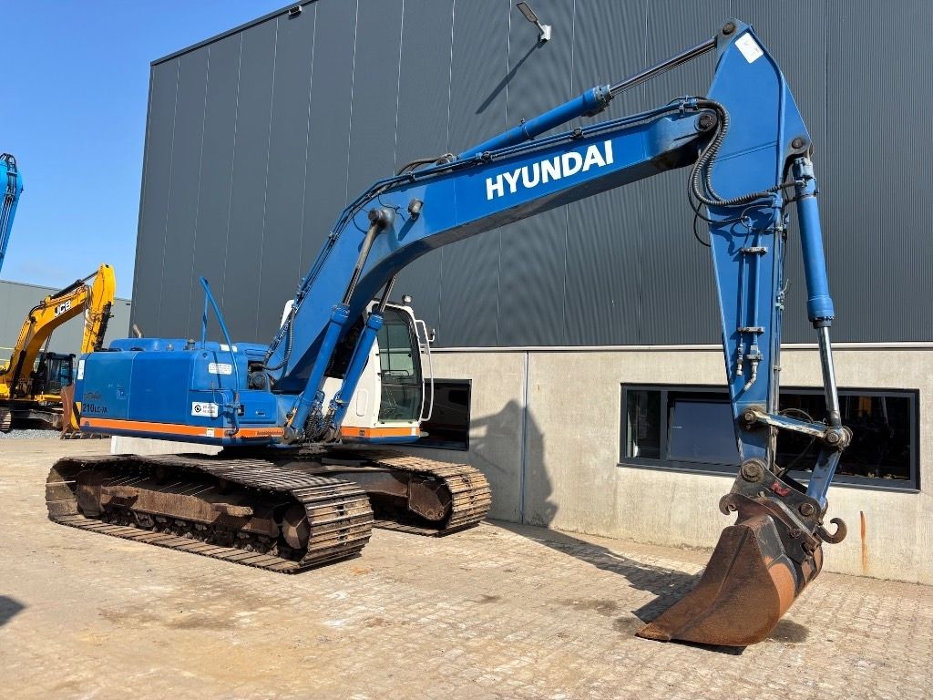 2009 Hyundai R210LC-7A crawler excavator side view 2009 Hyundai R210LC-7A crawler excavator side view