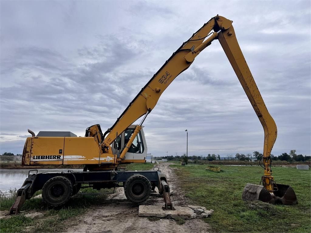2003 Liebherr 934 material handler, side view 2003 Liebherr 934 material handler, side view
