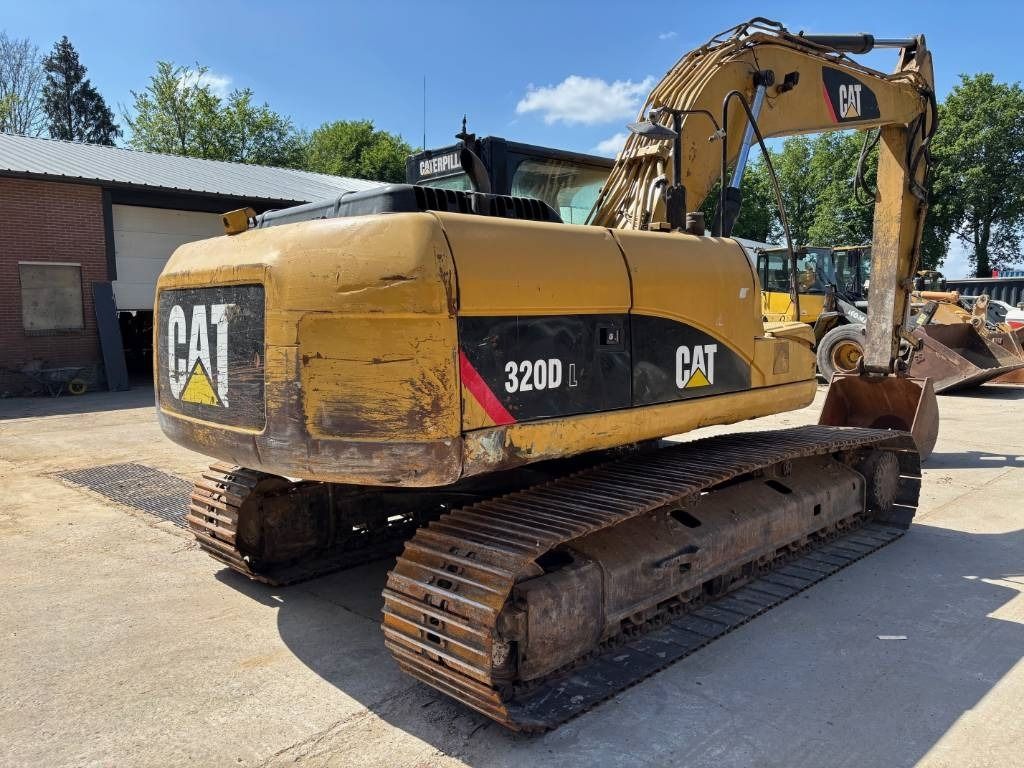 Excavadora de orugas Caterpillar 320DL 2010, vista trasera tres cuartos Excavadora de orugas Caterpillar 320DL 2010, vista trasera tres cuartos